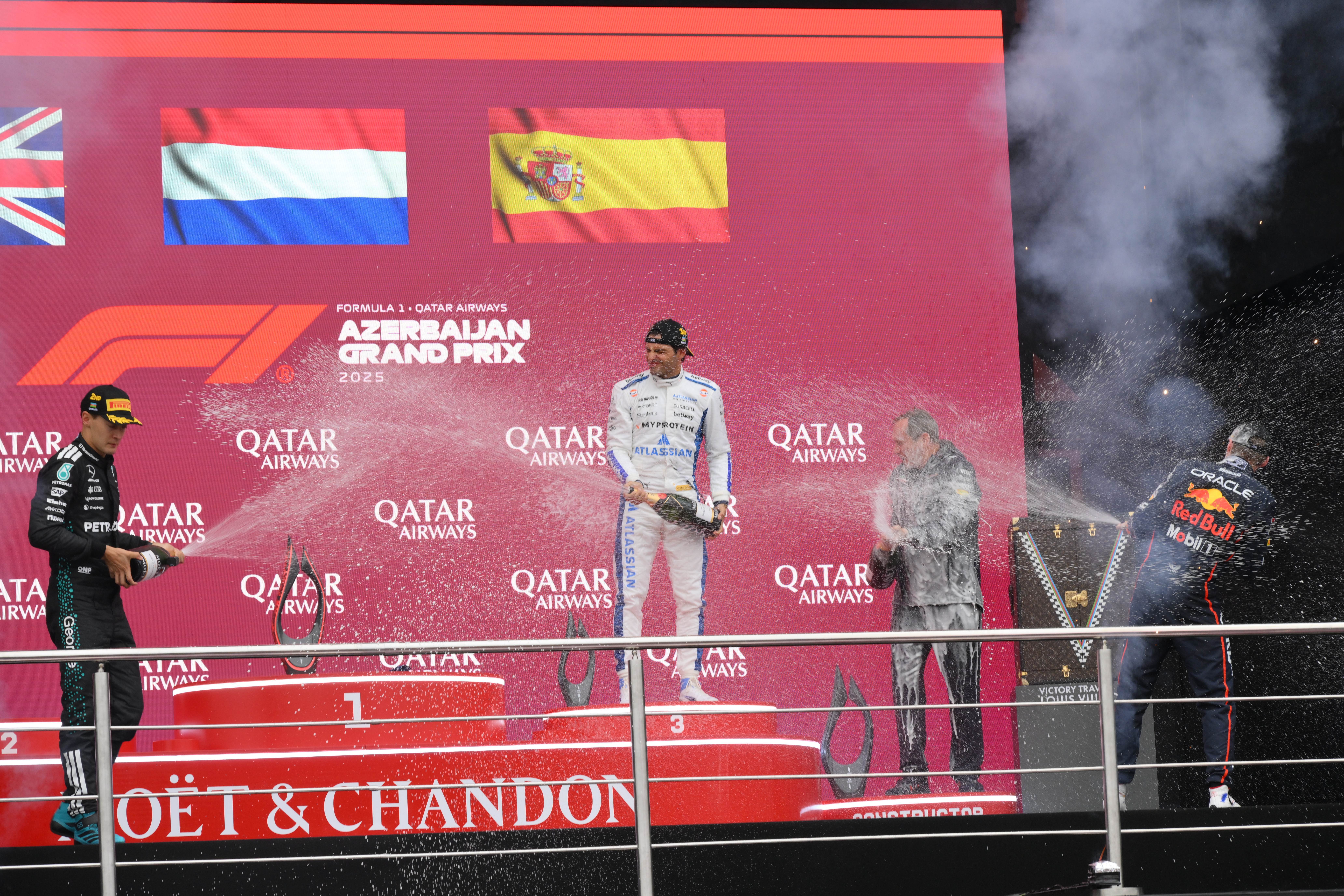 开云体育视频直播-红牛车队鏖战梅赛德斯，维斯塔潘状态火热