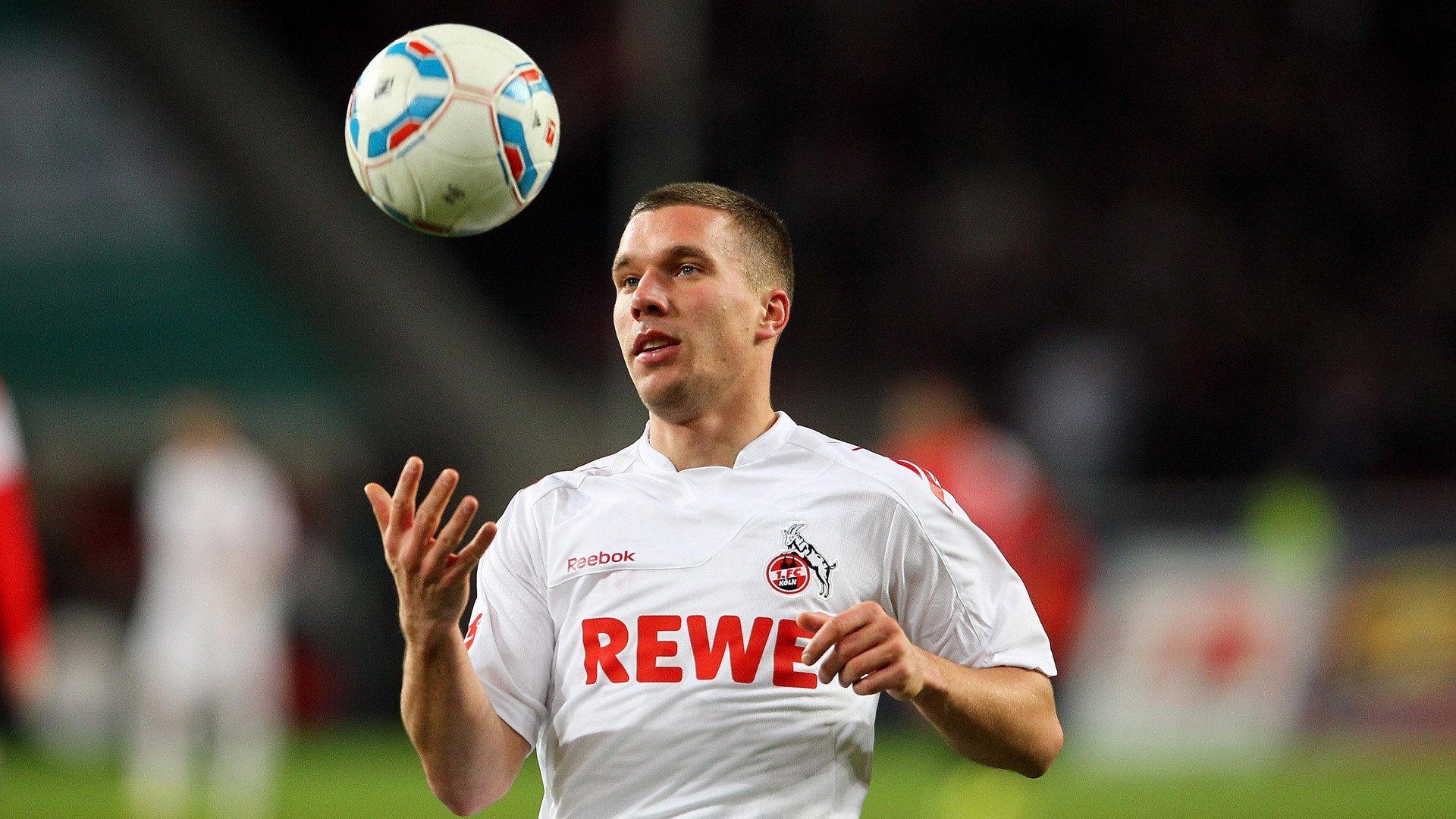 开云官网-街道即王座，当F1夜幕降临，詹姆斯于轰鸣中加冕